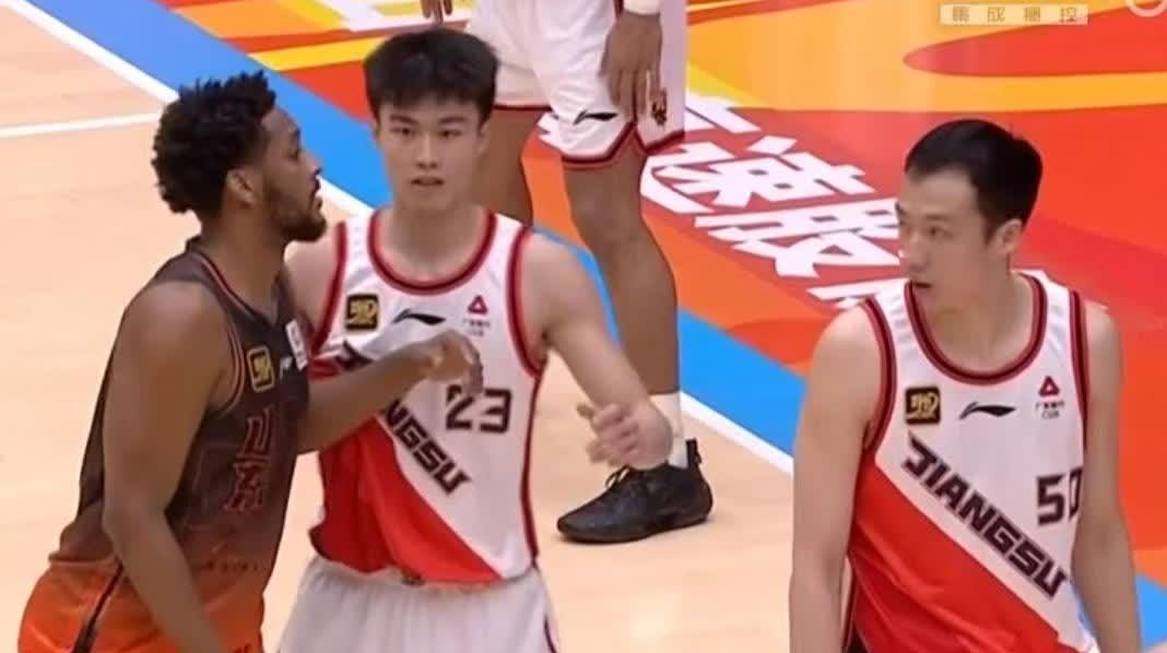 华体会app-大阵容展开激烈较量，比赛场上风云变幻  第1张